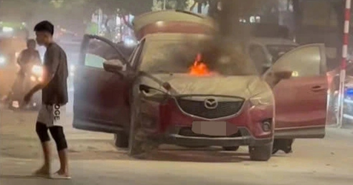 Ô tô bốc cháy giữa đường Hà Nội trong giờ cao điểm