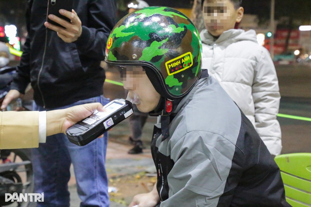 Cảnh sát xử phạt hơn 126.400 người vi phạm nồng độ cồn trong 2 tháng - 1 Cảnh sát xử phạt hơn 126.400 người vi phạm nồng độ cồn trong 2 tháng - 1