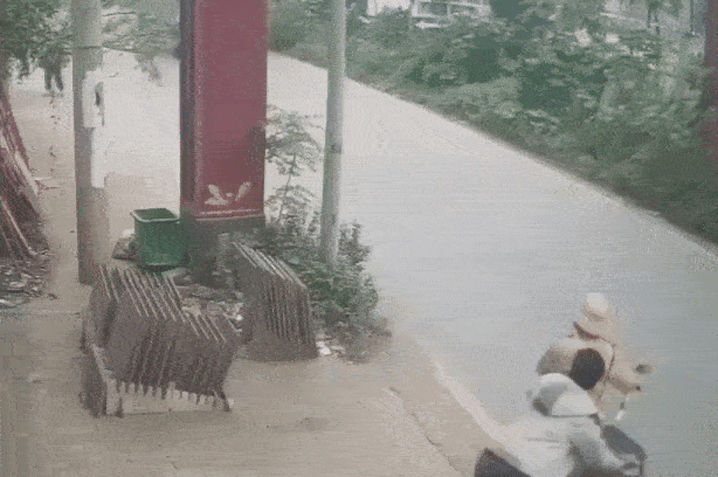 Đối tượng đẩy Đại úy CSGT vào đầu xe tải từng nhốt công an trong nhà - 2 Đối tượng đẩy Đại úy CSGT vào đầu xe tải từng nhốt công an trong nhà - 2