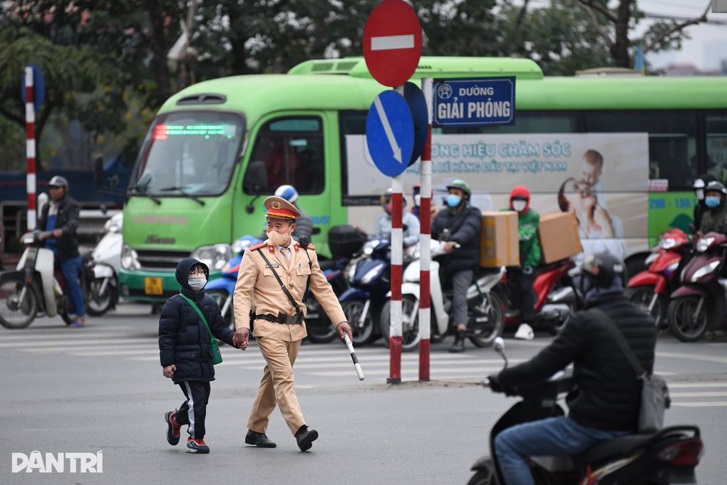 Những chiến sĩ CSGT gần gũi với nhân dân, luôn hết lòng vì công việc - 3 Những chiến sĩ CSGT gần gũi với nhân dân, luôn hết lòng vì công việc - 3