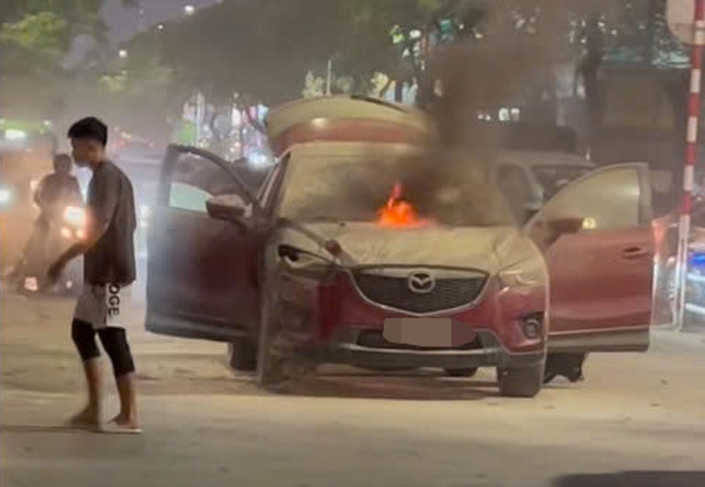 Ô tô bốc cháy giữa đường Hà Nội trong giờ cao điểm - 1