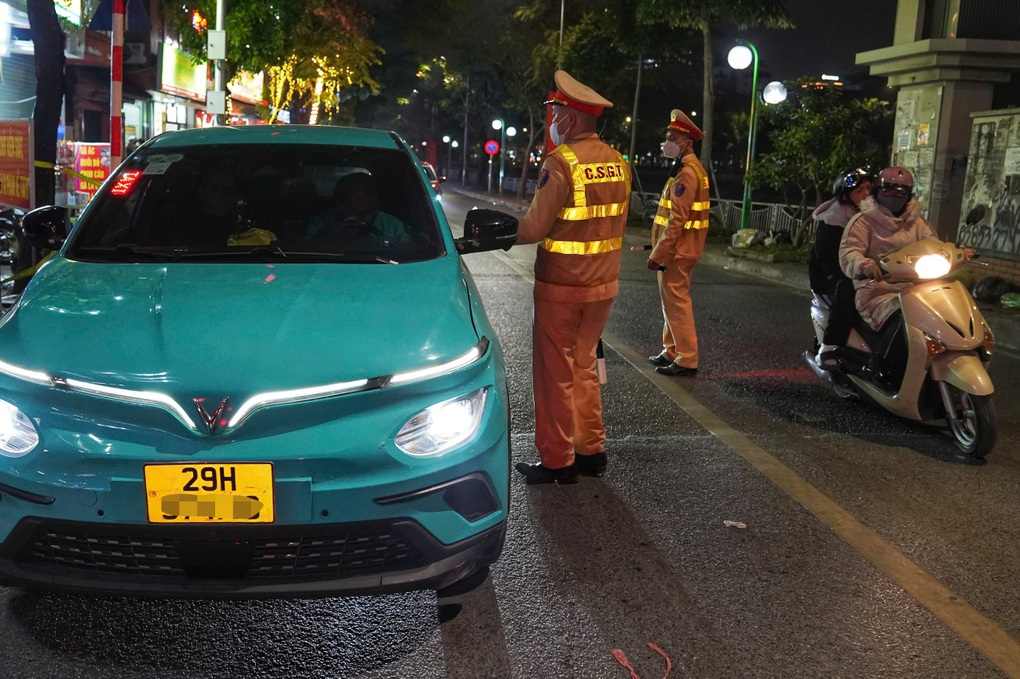 CSGT Hà Nội hóa trang gần quán nhậu, dùng bộ đàm báo vi phạm - 3