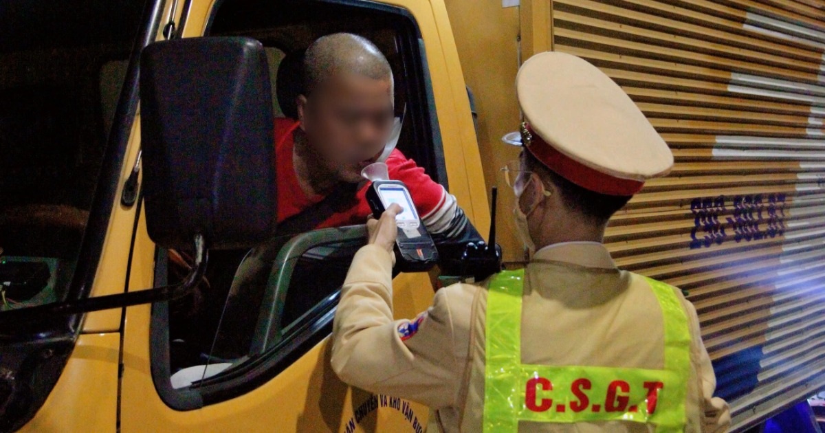 CSGT Hà Nội xử lý 129 trường hợp vi phạm nồng độ cồn tối cuối tuần