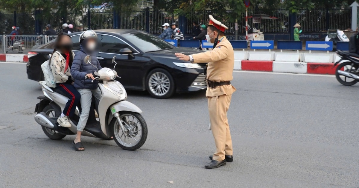 CSGT Hà Nội phạt hơn 220 học sinh và phụ huynh vi phạm giao thông