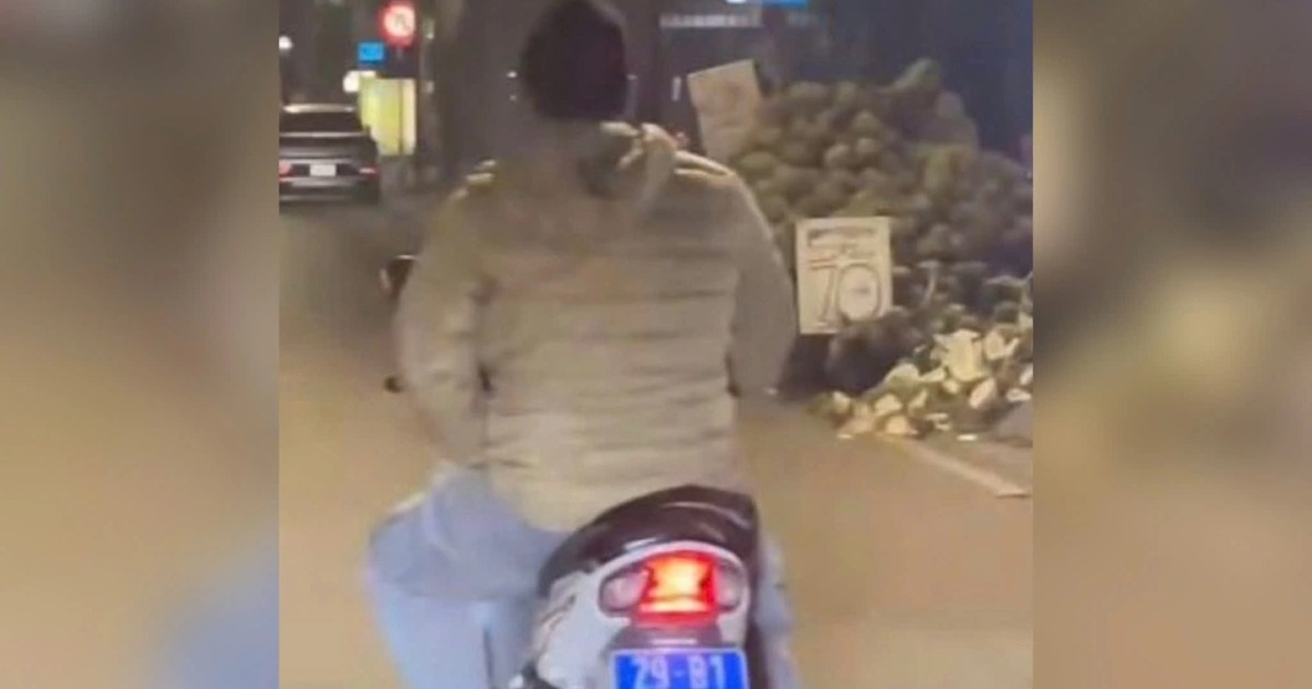 Phạt người lái xe máy biển xanh không đội mũ bảo hiểm