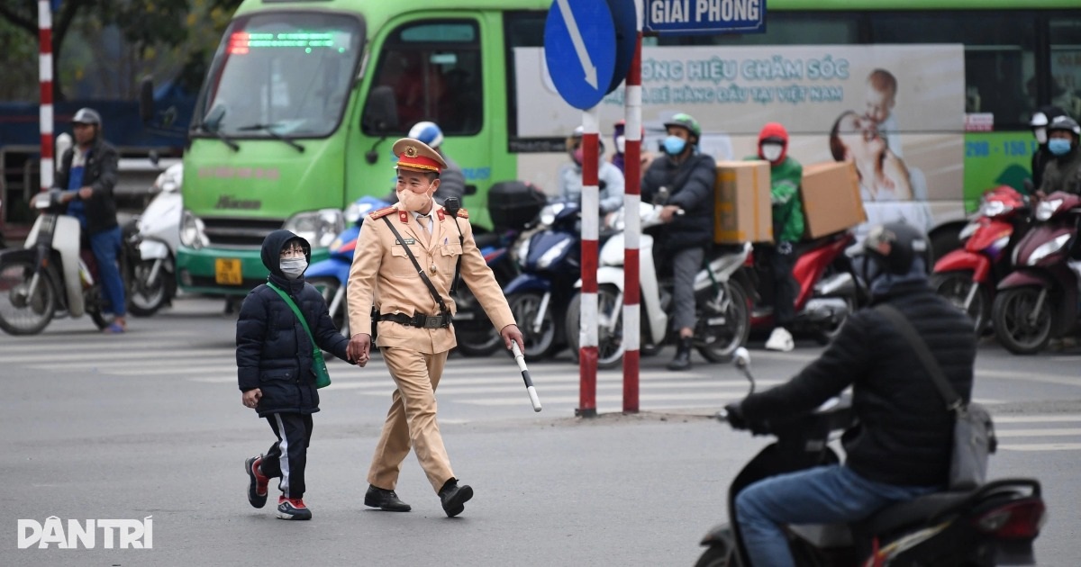 Những chiến sĩ CSGT gần gũi với nhân dân, luôn hết lòng vì công việc