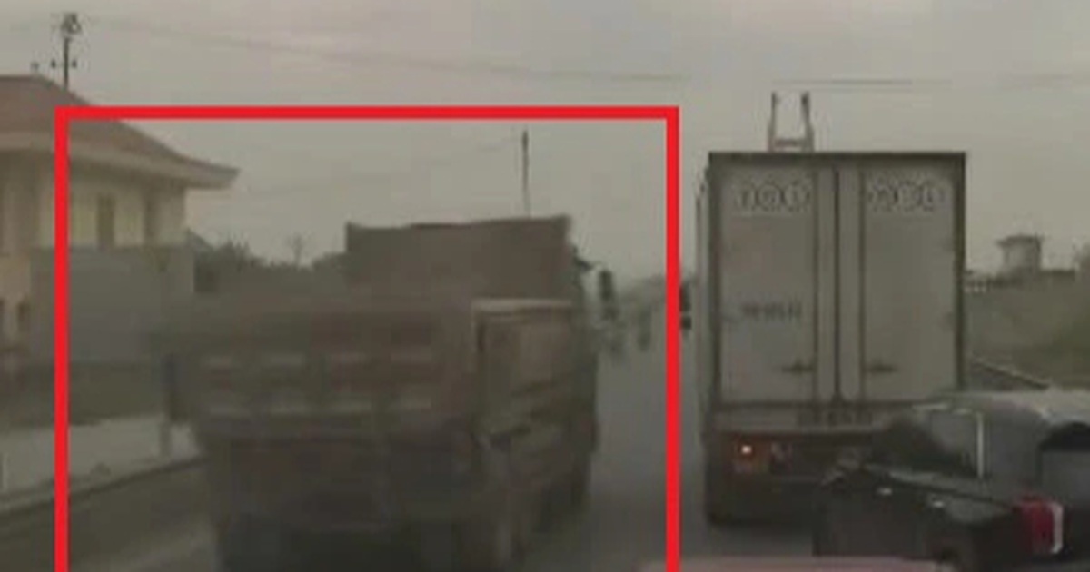 Lái xe tải và tài xế ô tô bán tải vượt ẩu, mỗi người bị phạt 5 triệu đồng