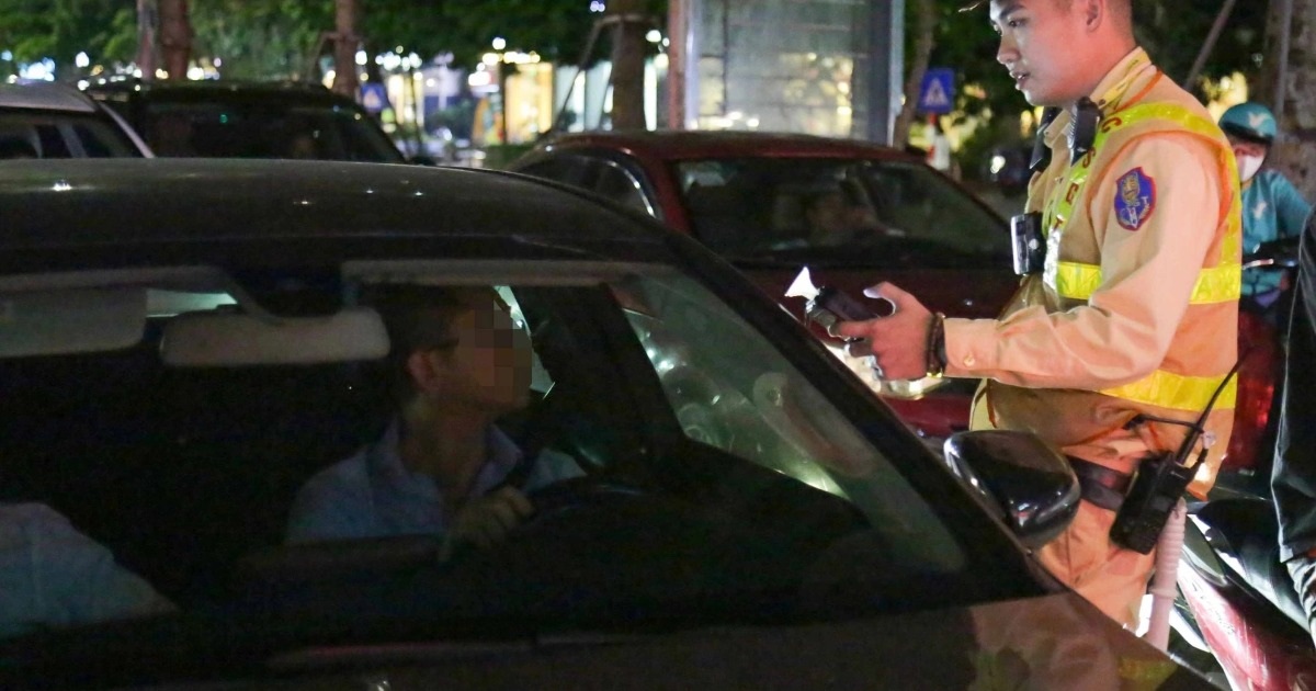 Tài xế ô tô Mercedes “dính cồn” gấp 2,8 lần mức kịch khung trong đêm Noel