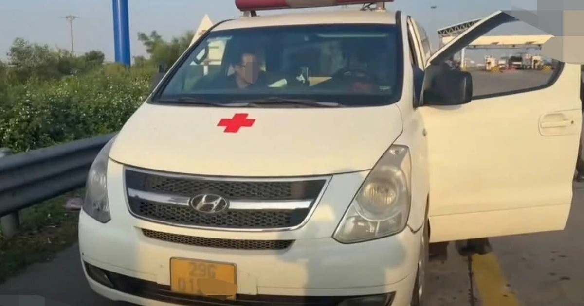 Xe cứu thương “dỏm” bị CSGT phát hiện trên cao tốc