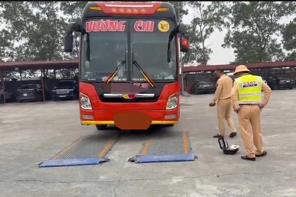 Phát hiện xe khách chở hàng quá tải trọng hơn 200% - 1