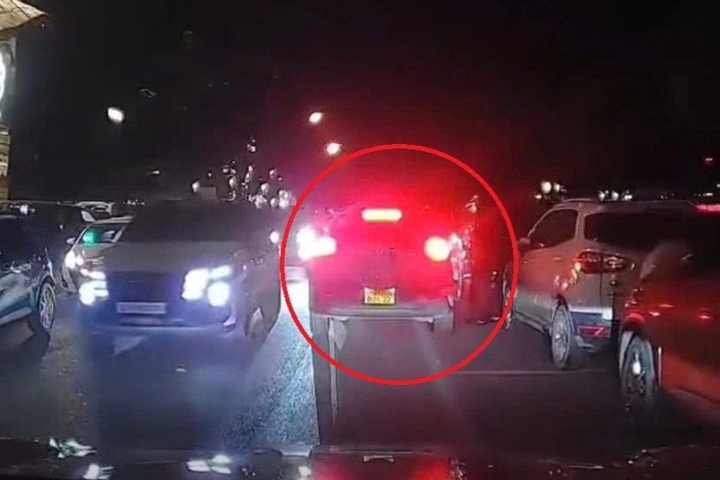 Tài xế taxi bị phạt 2,5 triệu đồng vì dừng xe giữa đường trả khách - 1 Tài xế taxi bị phạt 2,5 triệu đồng vì dừng xe giữa đường trả khách - 1