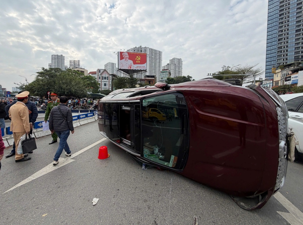 Ô tô Santa Fe lật nghiêng giữa đường ở Hà Nội - 2 Ô tô Santa Fe lật nghiêng giữa đường ở Hà Nội - 2