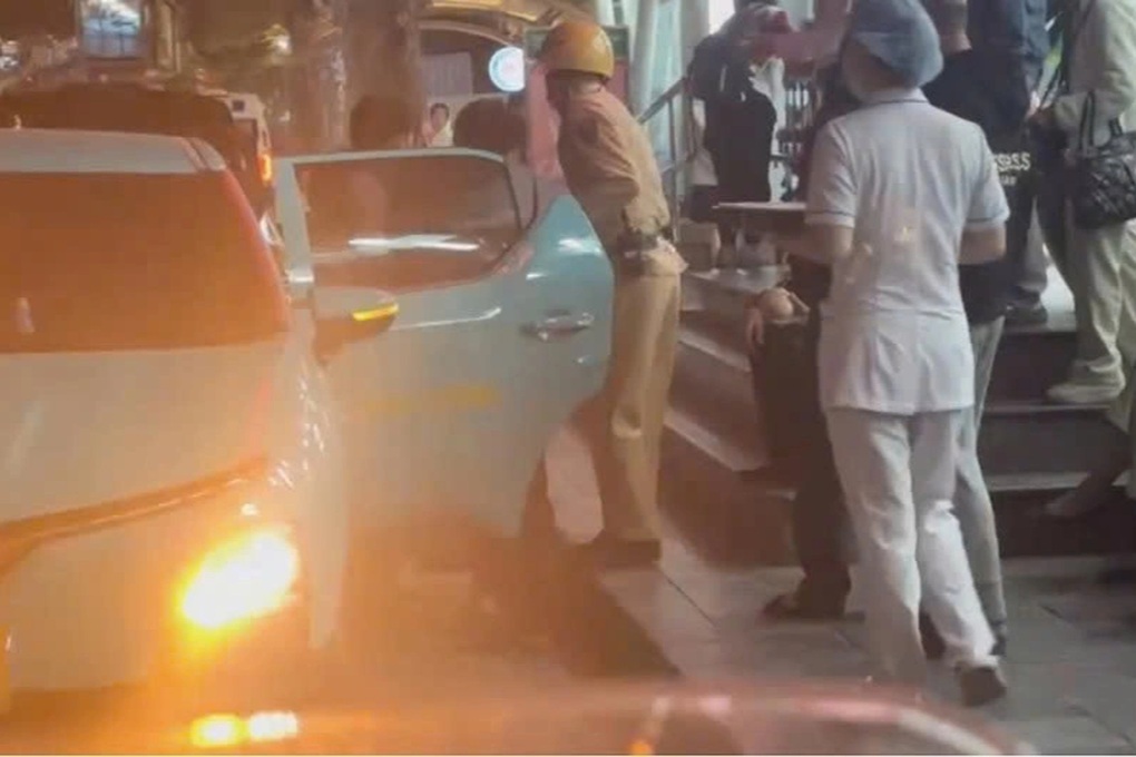 CSGT Hà Nội mở đường đưa sản phụ bị đau ruột thừa đi cấp cứu - 2