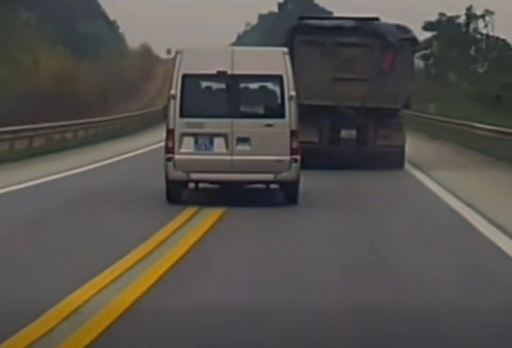 Tài xế ô tô biển xanh bị phạt 5 triệu đồng vì vượt ẩu trên cao tốc - 1