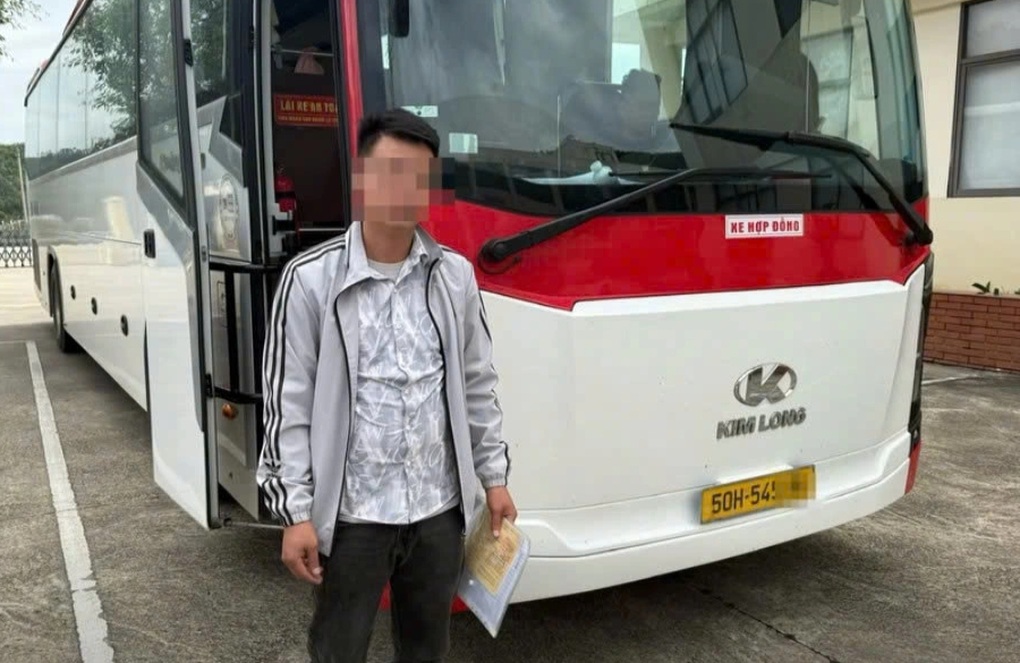 Lái xe khách bị phạt 5 triệu đồng vì vượt ẩu trên đường cao tốc - 2