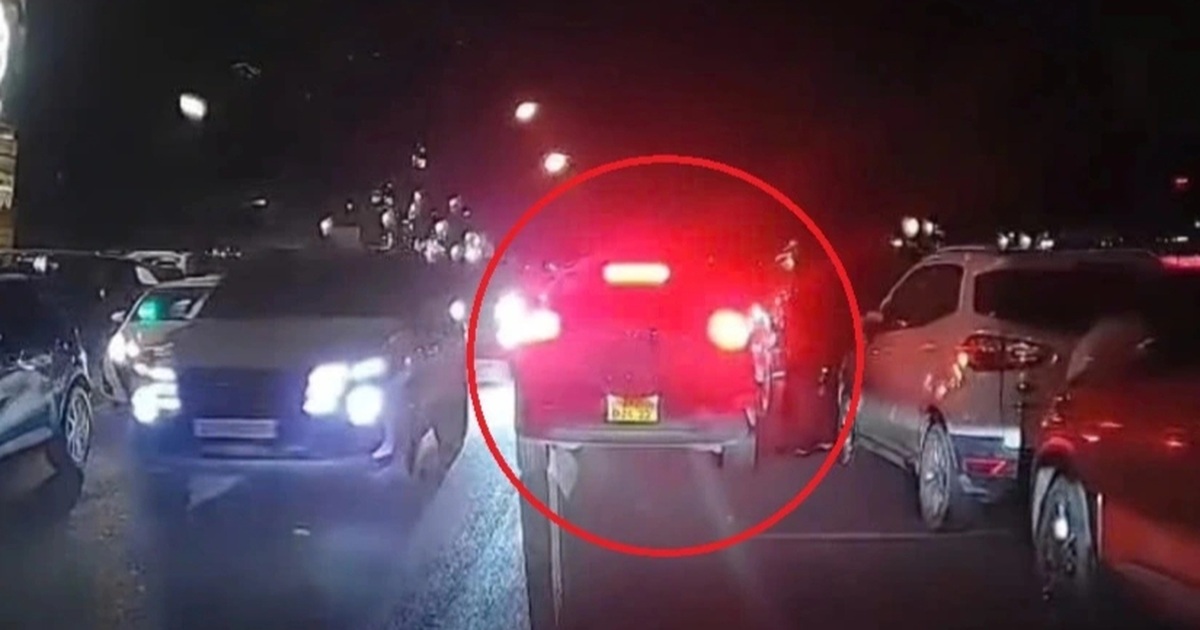 Tài xế taxi bị phạt 2,5 triệu đồng vì dừng xe giữa đường trả khách