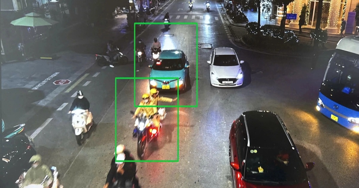 CSGT Hà Nội mở đường đưa sản phụ bị đau ruột thừa đi cấp cứu