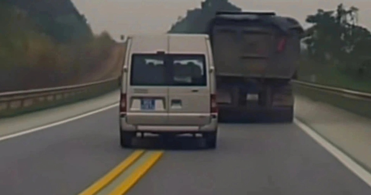 Tài xế ô tô biển xanh bị phạt 5 triệu đồng vì vượt ẩu trên cao tốc