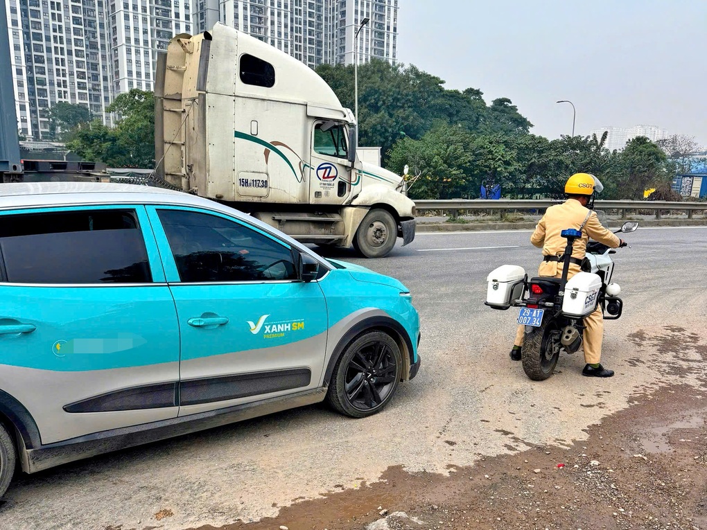 CSGT Hà Nội mở đường hỗ trợ sản phụ đến bệnh viện kịp thời - 1