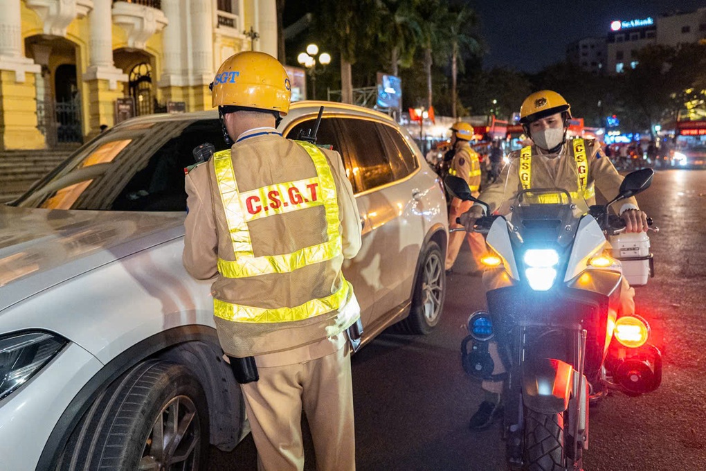 CSGT Hà Nội xuyên đêm ứng trực bảo đảm an toàn giao thông dịp lễ Noel - 2