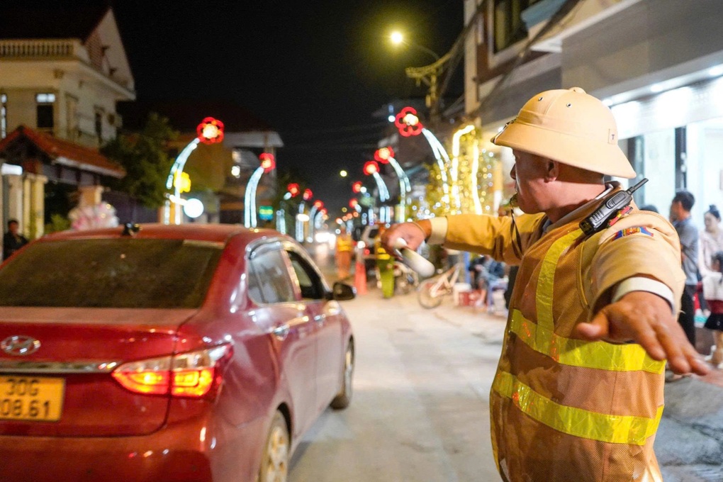 CSGT Hà Nội xuyên đêm ứng trực bảo đảm an toàn giao thông dịp lễ Noel - 1