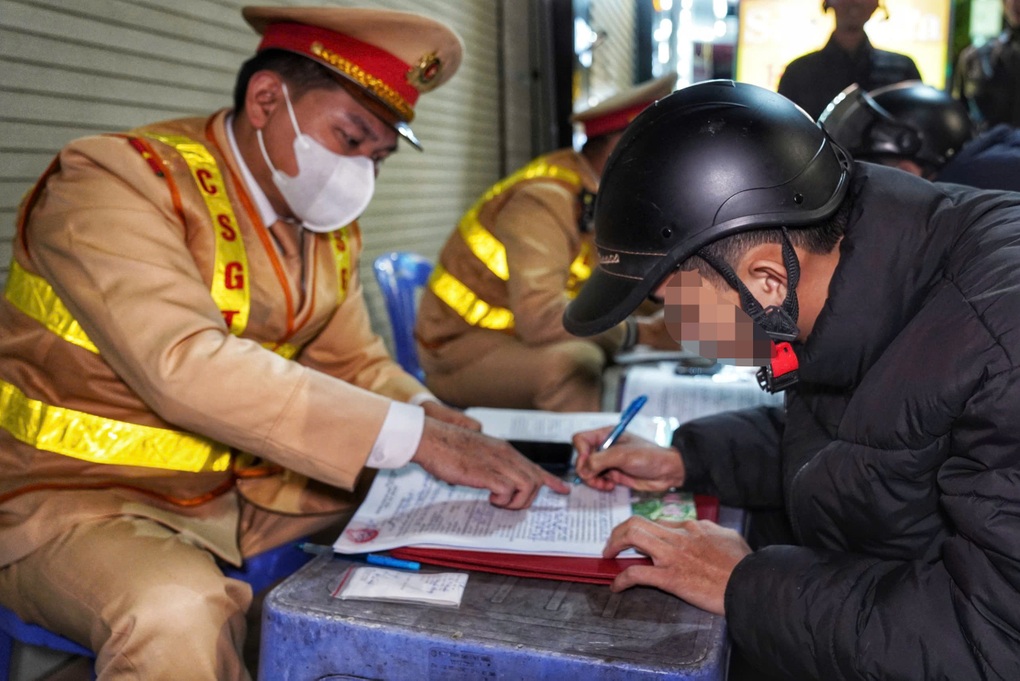 CSGT Hà Nội hóa trang gần quán nhậu, dùng bộ đàm báo vi phạm - 2