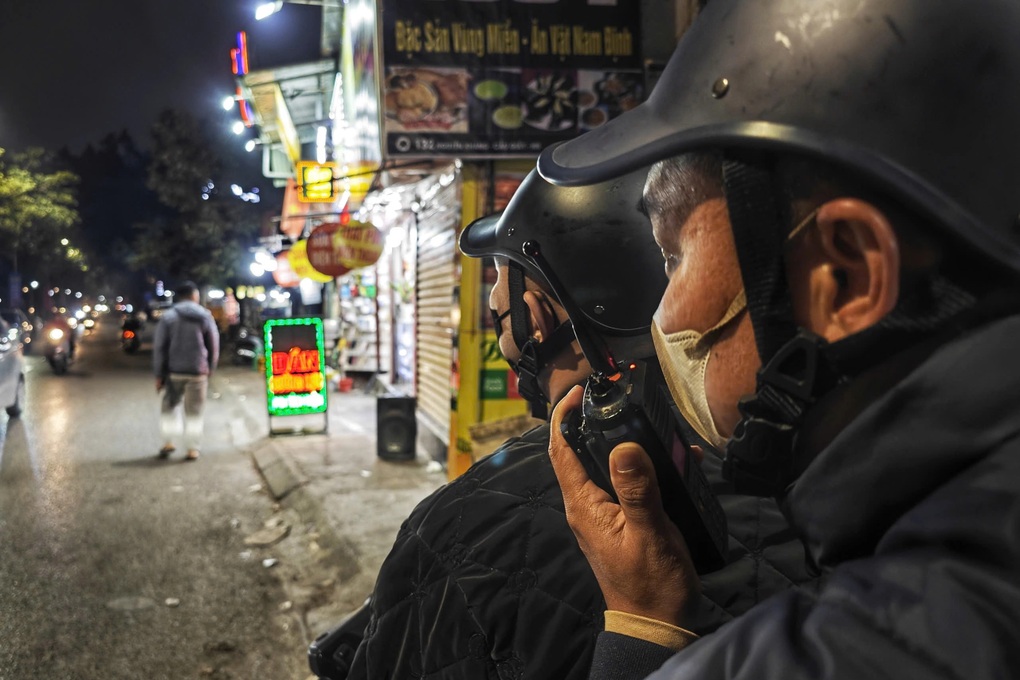 CSGT Hà Nội hóa trang gần quán nhậu, dùng bộ đàm báo vi phạm - 1