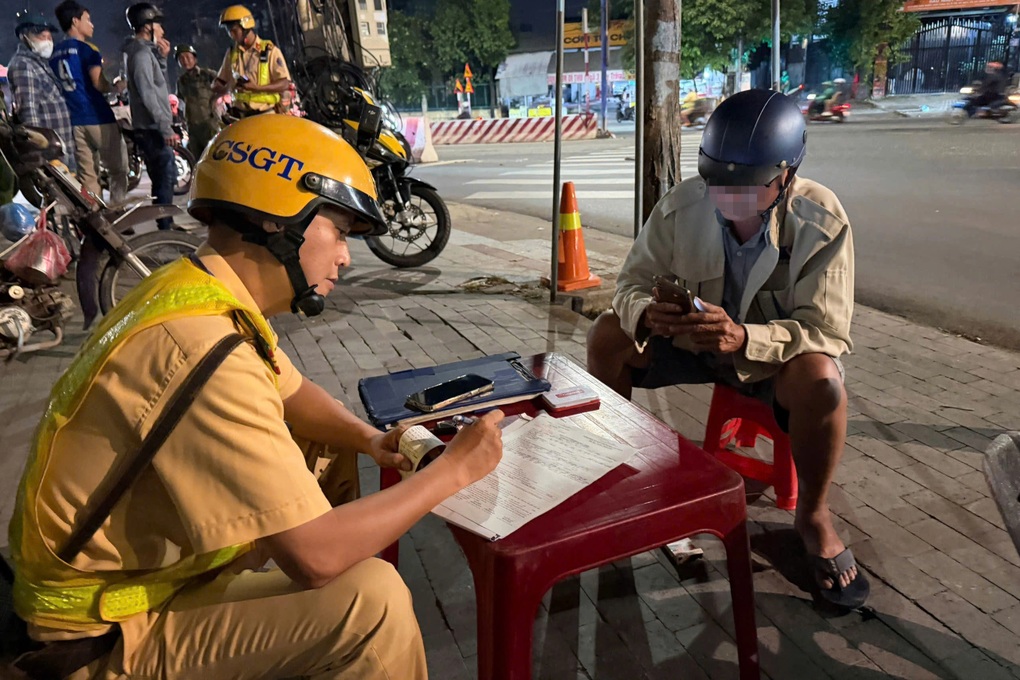 Say đi không vững, công nhân ở TPHCM nói tặng CSGT xe máy khi bị đo cồn - 1 Say đi không vững, công nhân ở TPHCM nói tặng CSGT xe máy khi bị đo cồn - 1