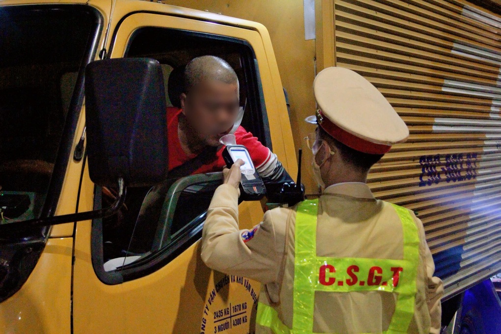 CSGT Hà Nội xử lý 129 trường hợp vi phạm nồng độ cồn tối cuối tuần - 1 CSGT Hà Nội xử lý 129 trường hợp vi phạm nồng độ cồn tối cuối tuần - 1