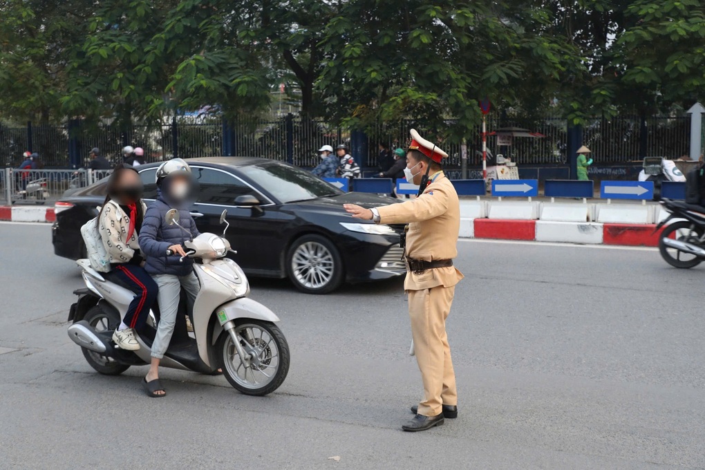 CSGT Hà Nội phạt hơn 220 học sinh và phụ huynh vi phạm giao thông - 1 CSGT Hà Nội phạt hơn 220 học sinh và phụ huynh vi phạm giao thông - 1