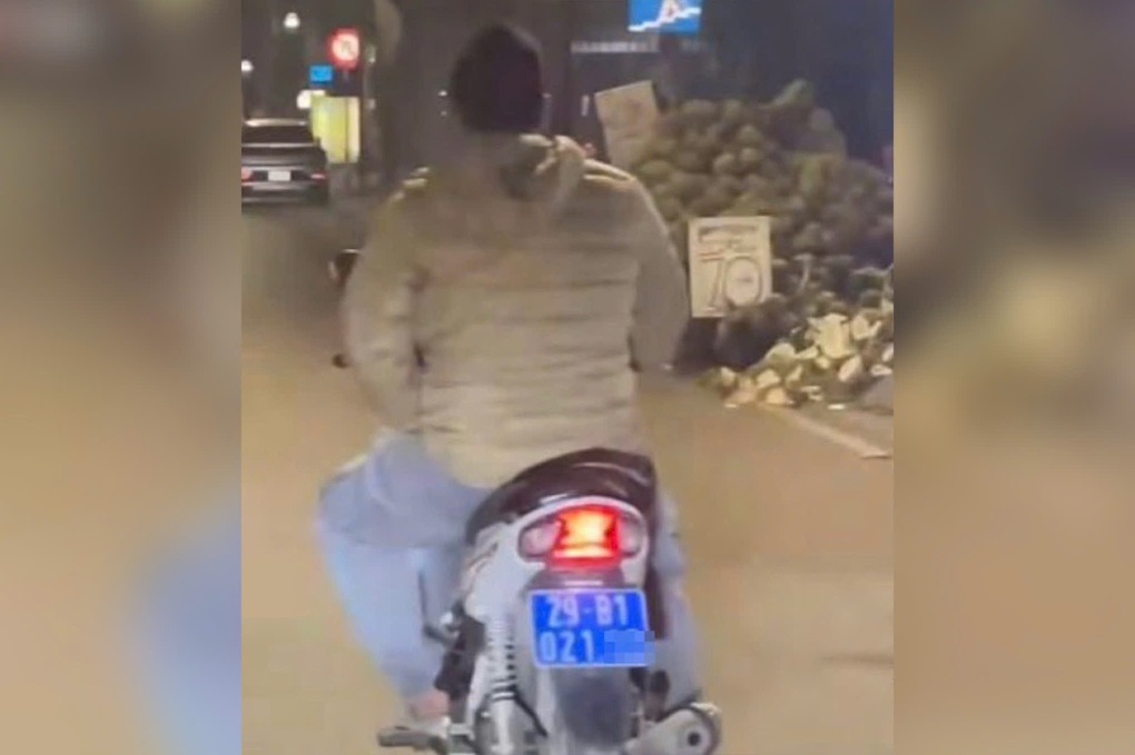 Phạt người lái xe máy biển xanh không đội mũ bảo hiểm - 1 Phạt người lái xe máy biển xanh không đội mũ bảo hiểm - 1