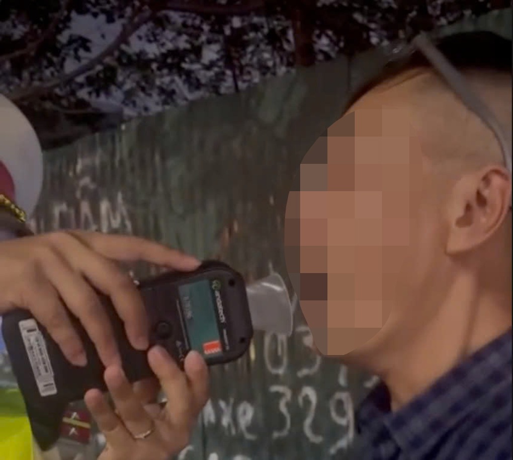 Tài xế ô tô Mercedes dính cồn gấp 2,8 lần mức kịch khung trong đêm Noel - 1