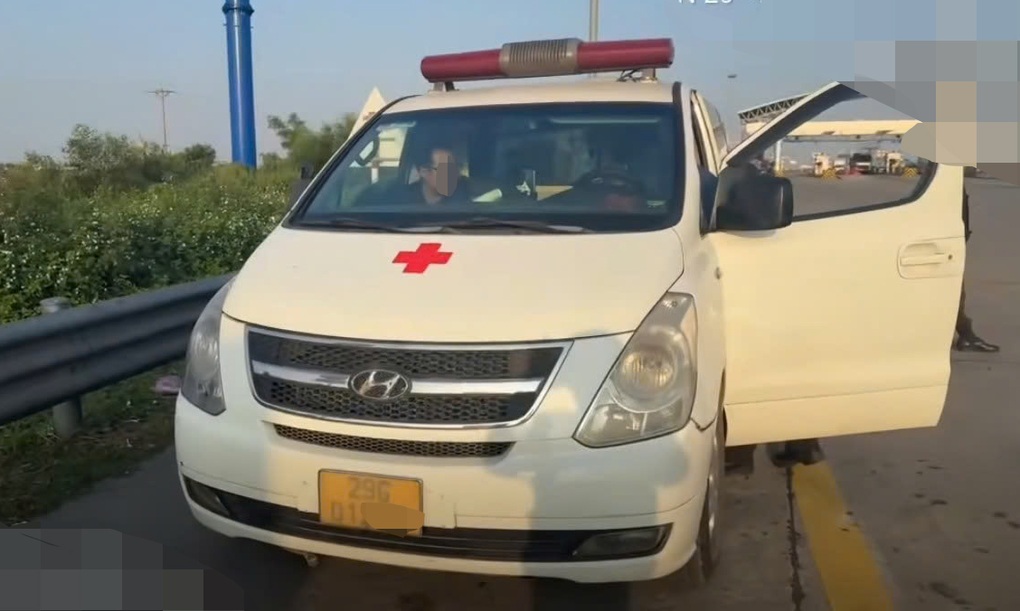 Xe cứu thương dỏm bị CSGT phát hiện trên cao tốc - 1