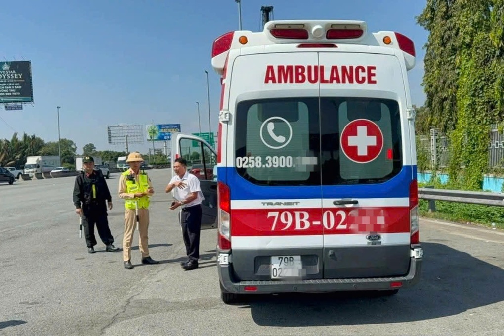 Tài xế xe cứu thương bật tín hiệu ưu tiên trái phép trên cao tốc nối TPHCM - 2