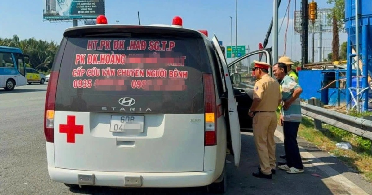 Tài xế xe cứu thương bật tín hiệu ưu tiên trái phép trên cao tốc nối TPHCM