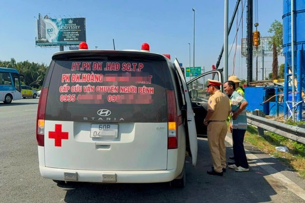 Tài xế xe cứu thương bật tín hiệu ưu tiên trái phép trên cao tốc nối TPHCM - 1