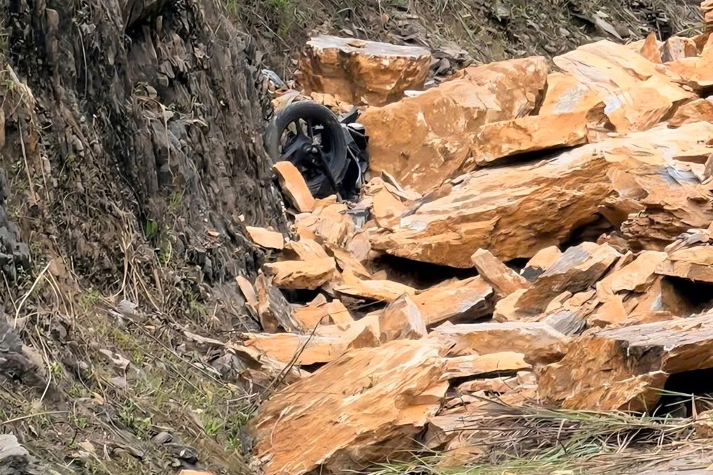 Khoảnh khắc đất đá đổ ập vùi lấp 5 người trên quốc lộ 6 - 1 Khoảnh khắc đất đá đổ ập vùi lấp 5 người trên quốc lộ 6 - 1