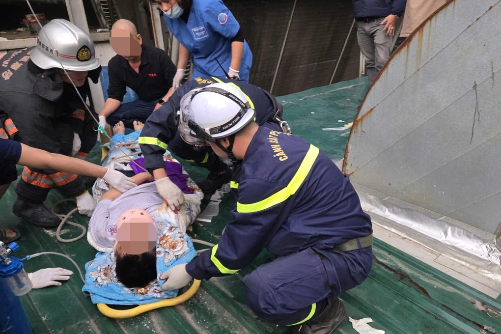 Bé trai 11 tuổi rơi từ tầng cao chung cư ở Hà Nội xuống mái siêu thị - 1 Bé trai 11 tuổi rơi từ tầng cao chung cư ở Hà Nội xuống mái siêu thị - 1