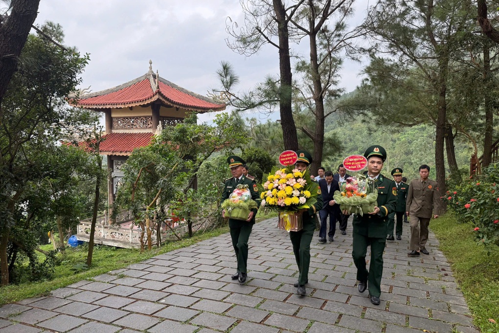 Viếng mộ Đại tướng Võ Nguyên Giáp trong ngày đặc biệt - 2