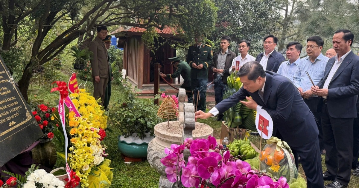 Viếng mộ Đại tướng Võ Nguyên Giáp trong ngày đặc biệt