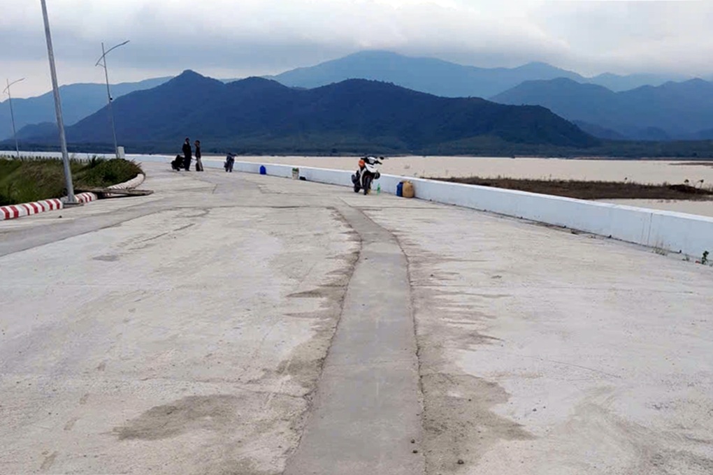 Hồ chứa dung tích 85 triệu m3 vừa khánh thành đã nứt mặt đập, thấm nước - 3 Hồ chứa dung tích 85 triệu m3 vừa khánh thành đã nứt mặt đập, thấm nước - 3