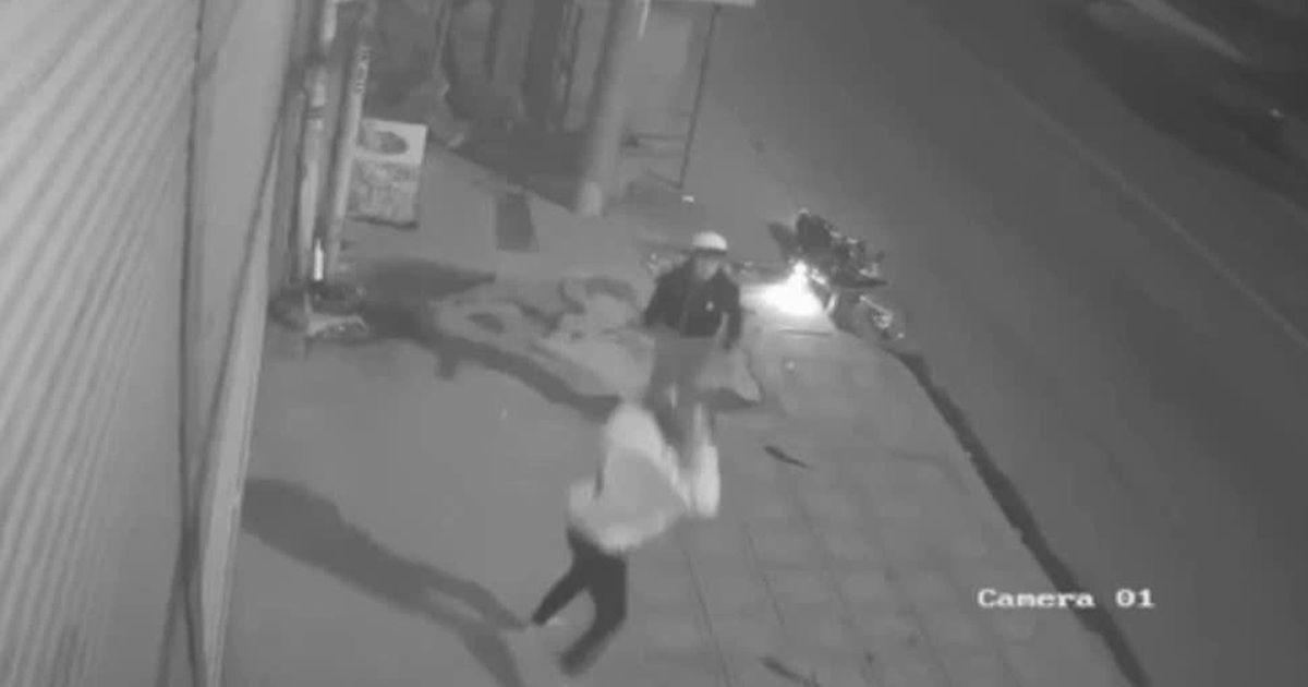 Hai thanh niên chặn xe, đánh người giữa đường ở TPHCM