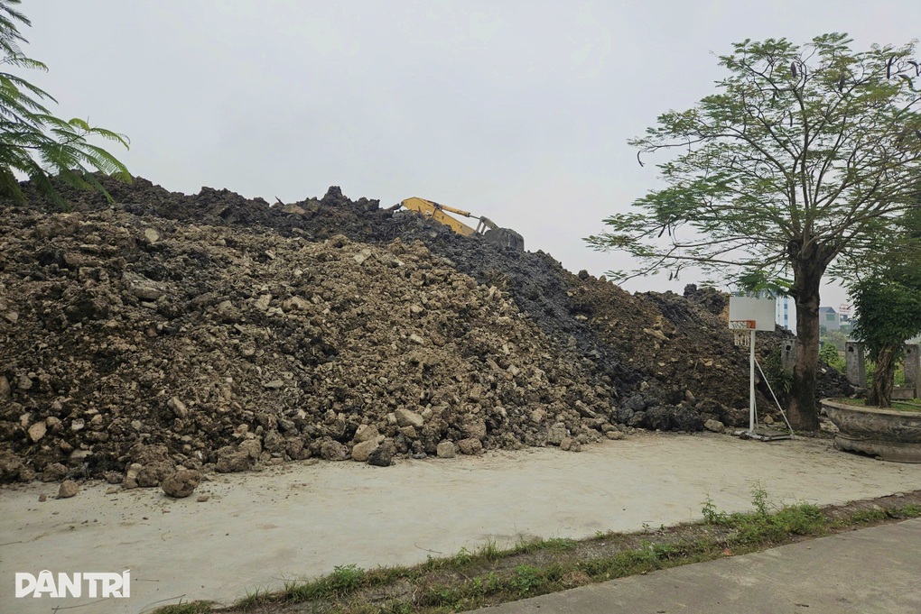 Phạt doanh nghiệp xây trường học đổ đất thải tràn lan vỉa hè dân cư - 3