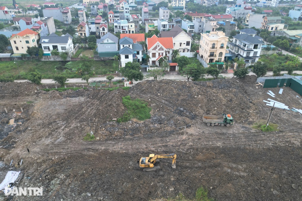 Phạt doanh nghiệp xây trường học đổ đất thải tràn lan vỉa hè dân cư - 1