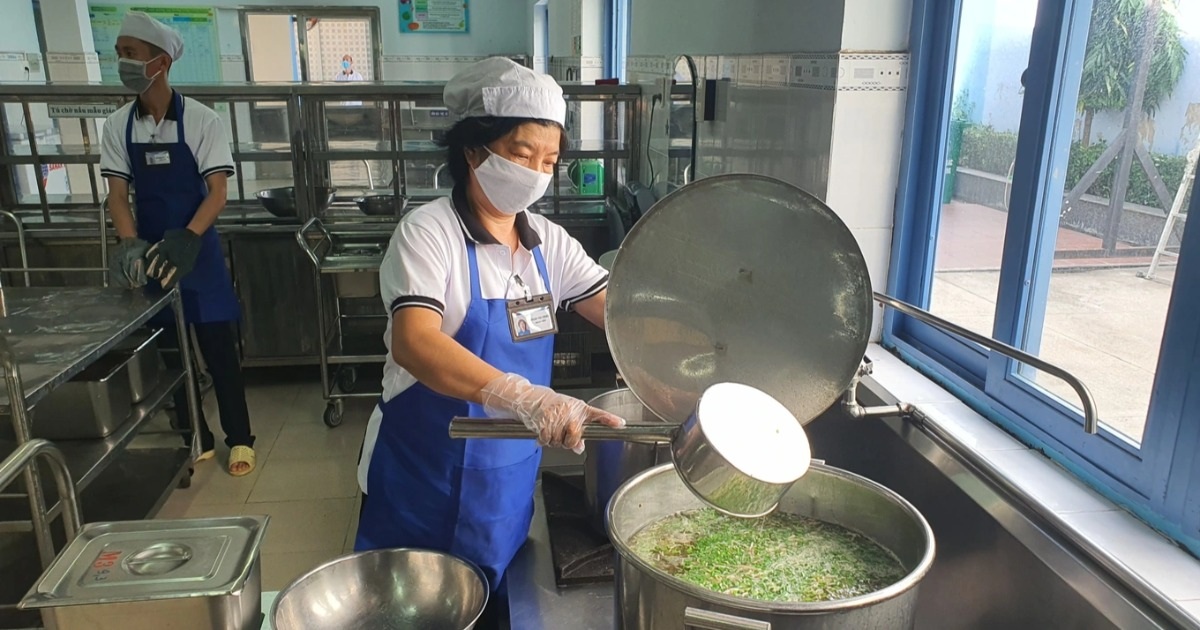 Cần áp dụng bảo hiểm thực phẩm bắt buộc tại TPHCM sau nhiều vụ ngộ độc