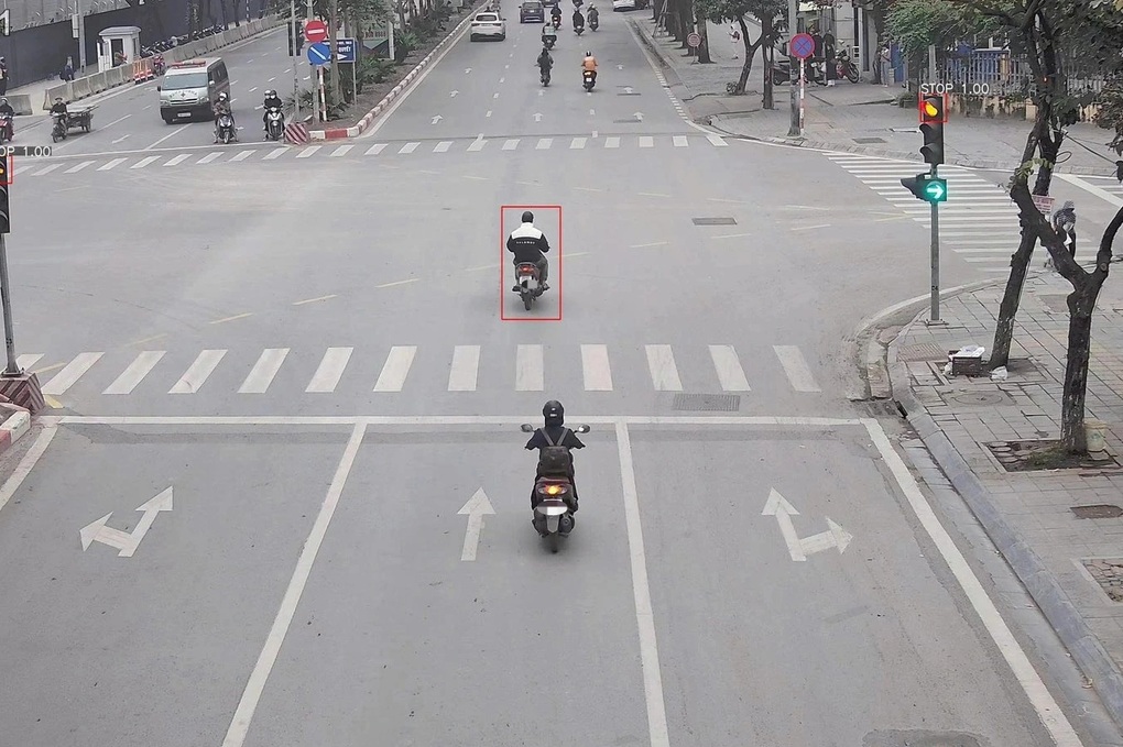Camera AI đếm 703 lượt xe vượt đèn đỏ ở một ngã tư Hà Nội trong một ngày - 1