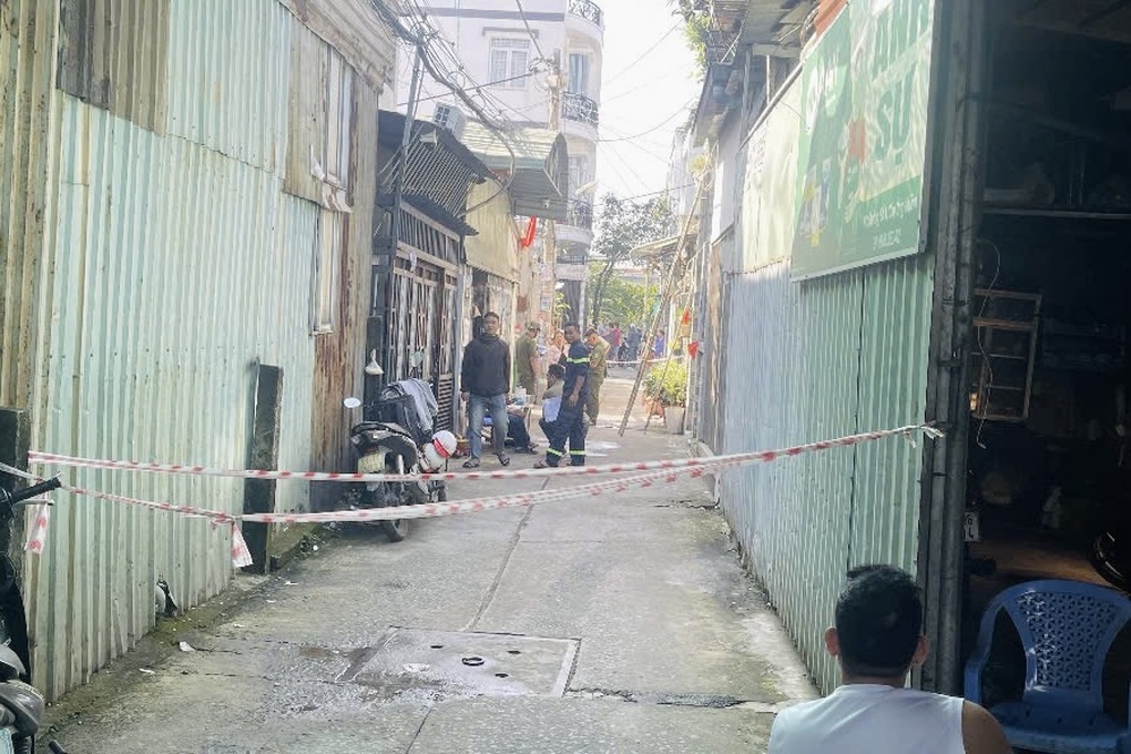 Người đàn ông châm lửa đốt nhà ở TPHCM dẫn đến tử vong - 1 Người đàn ông châm lửa đốt nhà ở TPHCM dẫn đến tử vong - 1