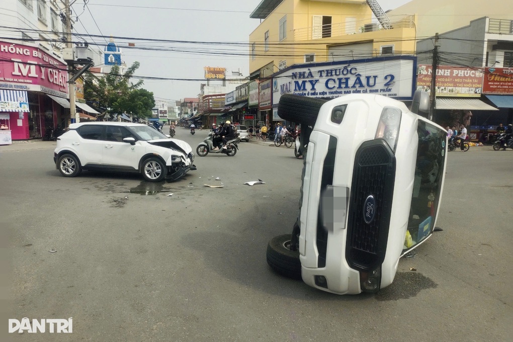Taxi công nghệ tông lật xe bán tải trong khu dân cư ở TPHCM - 1