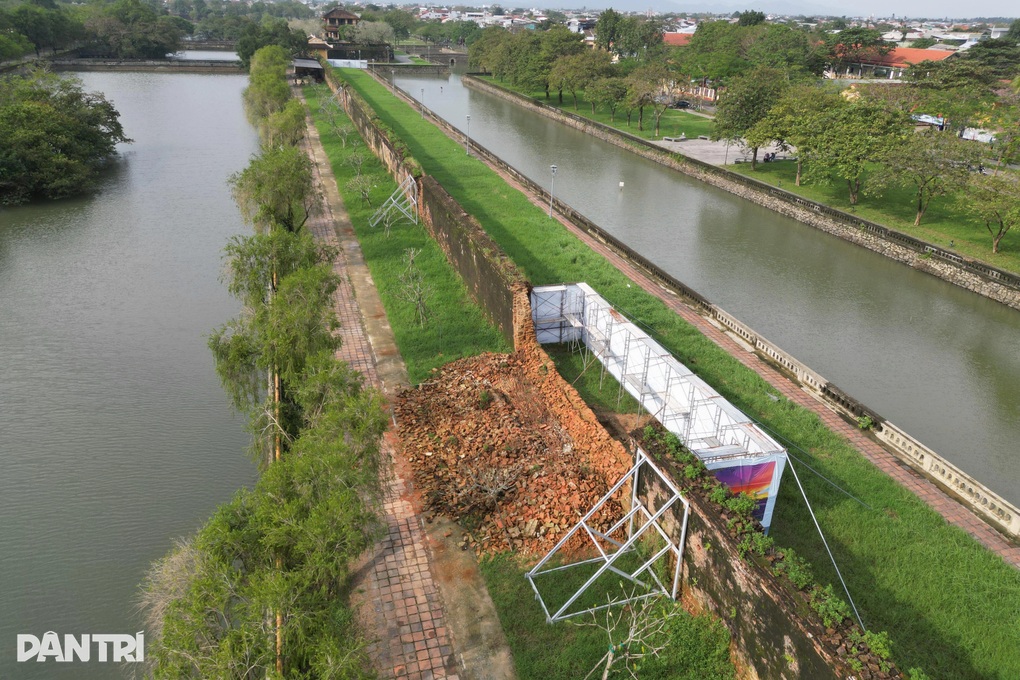 Huế khẩn cấp khắc phục đoạn tường Hoàng thành bị sập - 1