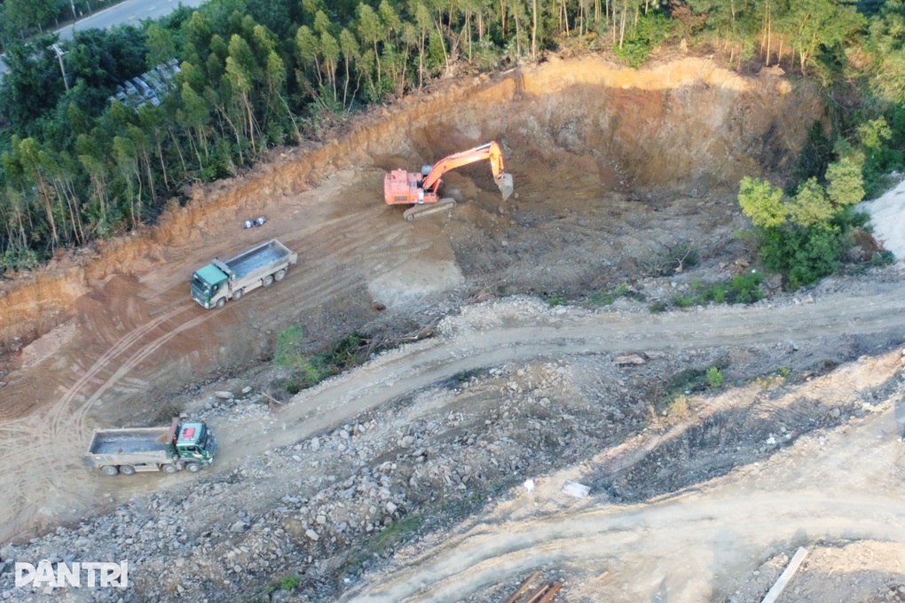 Thêm vị trí trên cao tốc ở Đà Nẵng từng bị “xé rào” để đưa xe vào xúc đất - 2 Thêm vị trí trên cao tốc ở Đà Nẵng từng bị “xé rào” để đưa xe vào xúc đất - 2